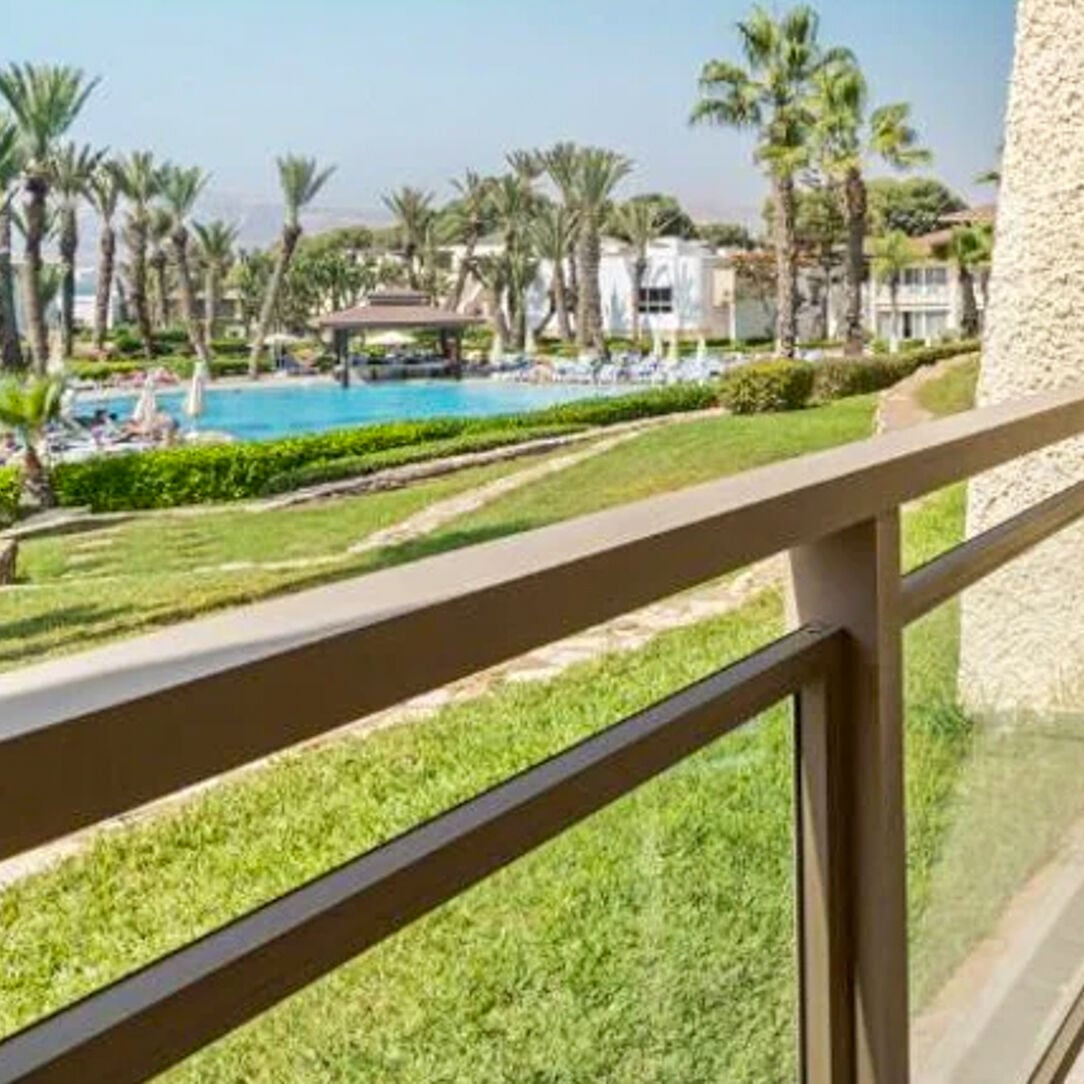 Chambre vue piscine