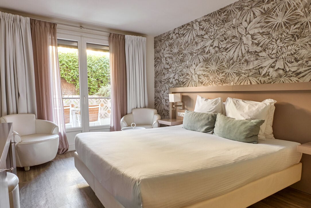 Chambre vue sur la colline avec balcon