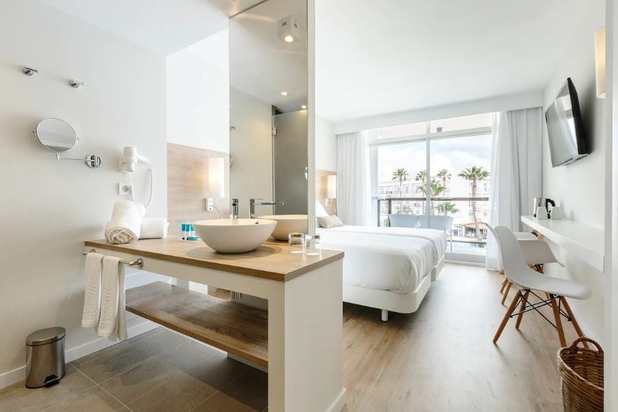 Chambre vue piscine