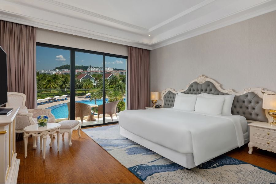 Chambre Deluxe avec balcon vue piscine