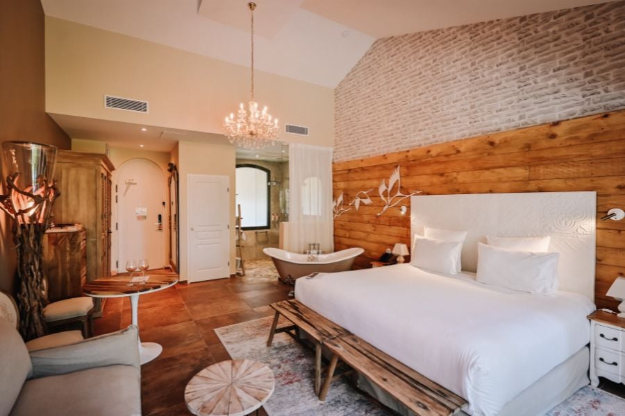 Chambre Pesquiers côté route de Giens avec terrasse et bain à remous