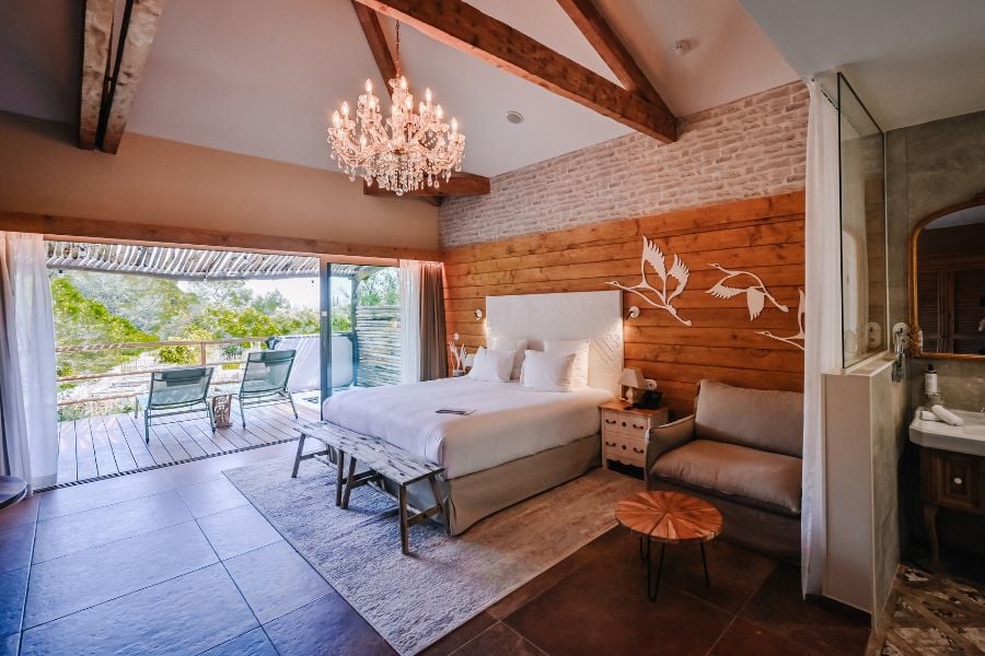 Chambre Pesquiers côté prestige avec terrasse et bain à remous